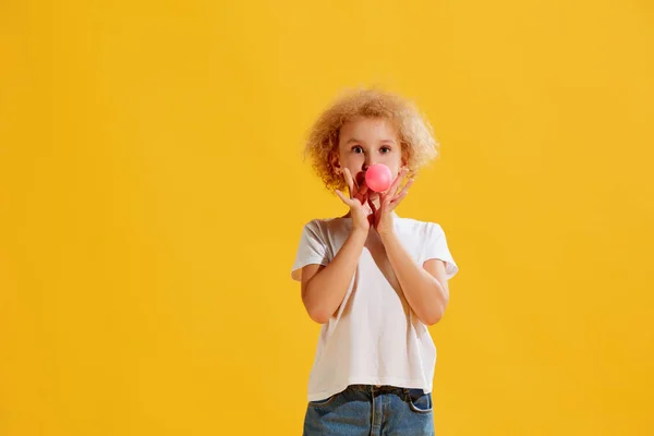 Glückliche Und Unbeschwerte Kindheit Mädchen Schulalter Kind Bläst Kaugummiblase Isoliert — Stockfoto