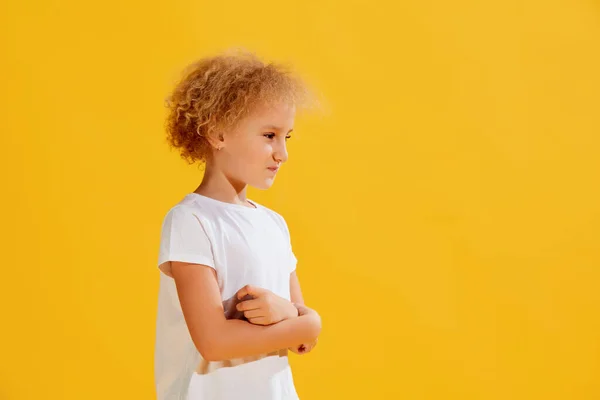 Odpor Smutná Holčička Dítě Stojící Zkříženýma Rukama Žlutém Pozadí Pojem — Stock fotografie