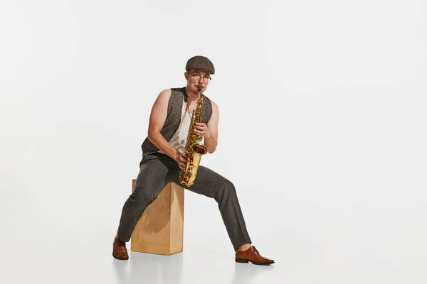 Música Soul Joven Músico Traje Estilo Retro Tocando Saxofón Aislado — Foto de Stock