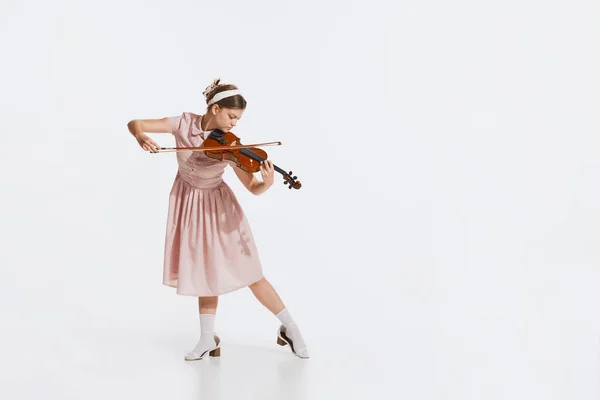 Charmante Belle Jeune Fille Jouant Violon Isolé Sur Fond Studio — Photo