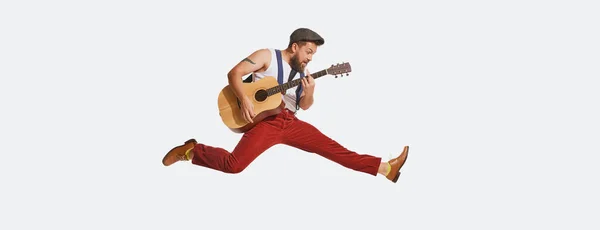 Εκφραστικός Μουσικός Φορώντας Ρετρό Στυλ Ρούχα Παίζοντας Κιθάρα Σαν Rockstar — Φωτογραφία Αρχείου