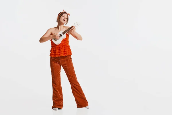 Charmante Schöne Junge Mädchen Spielt Ukulele Geige Isoliert Über Weißem — Stockfoto