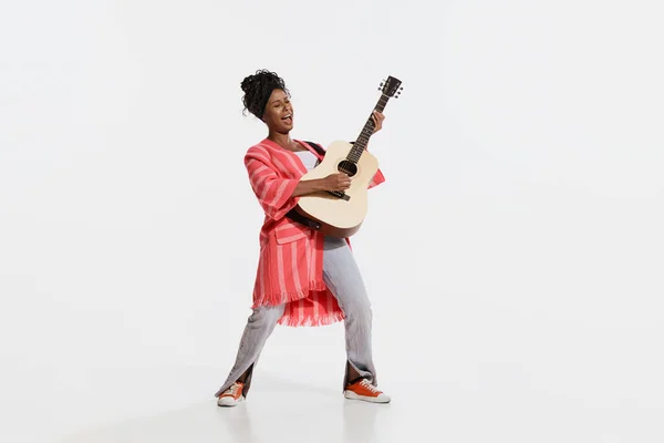 独木舟穿着老式风格亮丽衣服的古色古香的非洲女子 弹吉他 背景是白色的 老式时尚 音乐节概念 — 图库照片