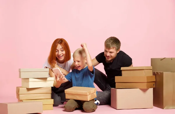 Úspěch Happy Matka Otec Syn Otevřít Kartónové Krabice Přijímat Balíčky — Stock fotografie