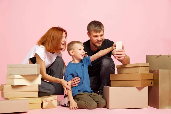 Happy Matka Otec Syn Otevřít Kartónové Krabice Přijímat Balíčky Vybalit — Stock fotografie