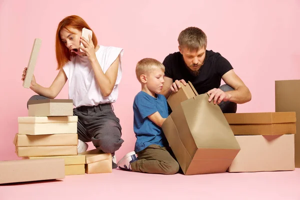 哇哦快乐的母亲 父亲和儿子打开纸板箱 在网上购物后收到包裹 包裹上有粉色工作室的背景 收件箱 发货后交货和大销售日概念 — 图库照片