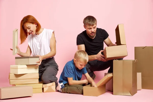 兴奋的母亲 父亲和儿子打开纸板箱 通过粉色工作室背景在网上购物后收到拆包包裹 收件箱 发货后交货和大销售日概念 — 图库照片