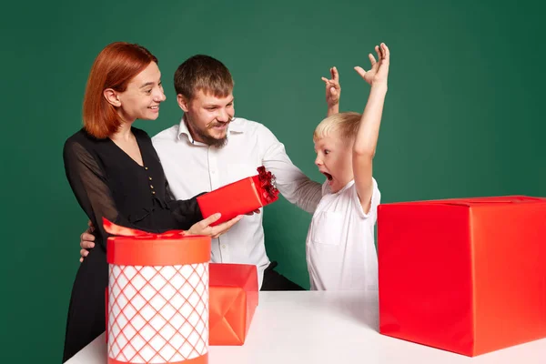 Wow Glückliche Junge Familie Hält Geschenkboxen Der Hand Und Feiert — Stockfoto