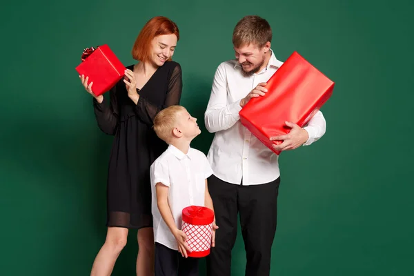상자를 배경에서 크리스마스를 축하하는 부모와 아이들은 즐겁게 있습니다 — 스톡 사진