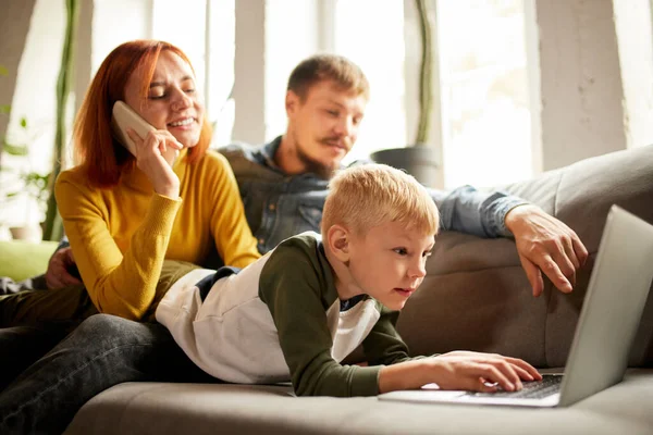 Shopping Weekends Young Happy Family Parents Kid Using Laptop Making — Stock Photo, Image