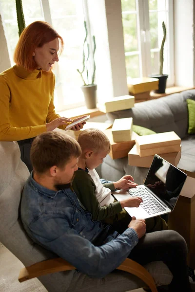 Shopping Weekends Young Happy Family Parents Kid Using Laptop Making — Stock Photo, Image