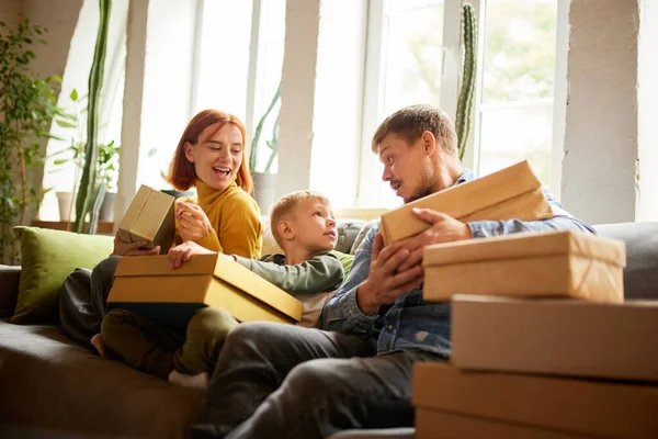 Família Feliz Nova Pais Criança Receberam Uma Ordem Online Faz — Fotografia de Stock