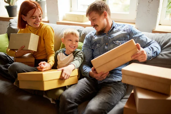 Família Feliz Nova Pais Criança Receberam Uma Ordem Online Faz — Fotografia de Stock