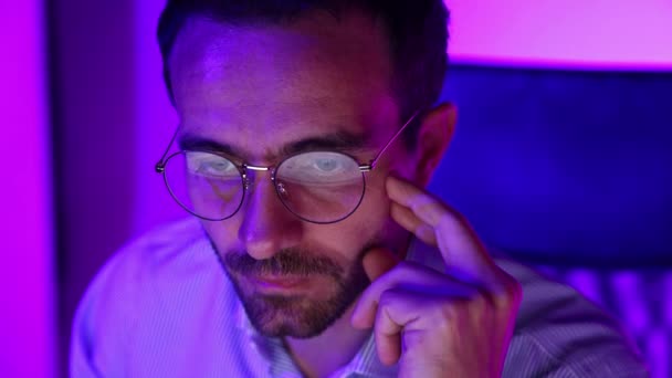 Yerinde Gözlük Takan Konsantre Adamı Gözlüklere Yansıyan Bilgisayar Ekranına Bakıyor — Stok video