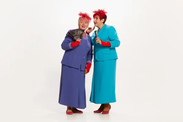 Pequenas Conversas Duas Mulheres Seniores Elegantes Estilo Retro Roupas Outono — Fotografia de Stock