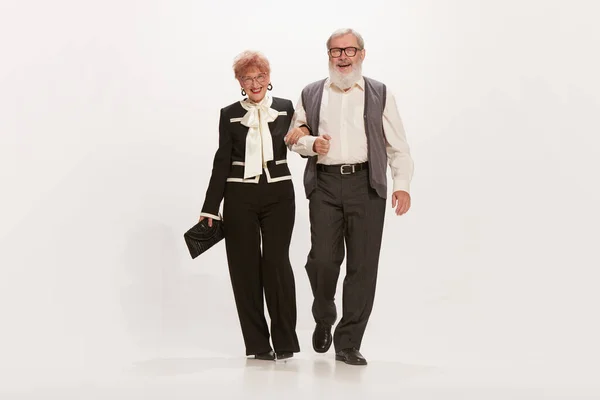 조부모님들 노년층의 잘생긴 빈티지 스타일의 의상을 매력적 여성들은 백인들의 배경에 — 스톡 사진