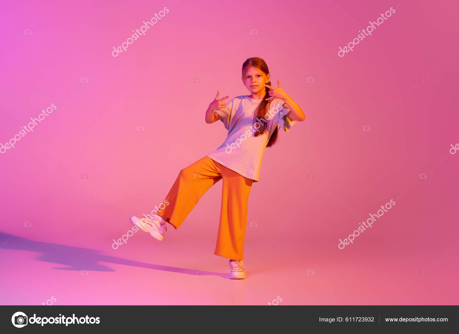 Moves Portrait Caucasian Little Girl Kid Casual Bright Clothes Dancing —  Stock Photo © vova130555@gmail.com 611723932