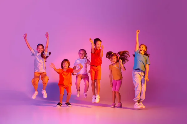 Сучасна Хореографія Танцювальна Група Щасливих Активних Маленьких Дівчат Хлопчиків Яскравому — стокове фото