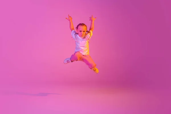 Vuelo Niña Expresiva Niño Ropa Casual Brillante Saltando Aislado Sobre — Foto de Stock