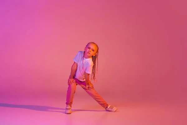 Mueve Retrato Niña Caucásica Niño Ropa Casual Brillante Bailando Aislado — Foto de Stock