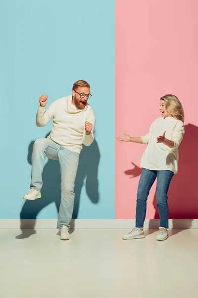 Δυο Νεαροί Χαρούμενοι Άντρες Και Γυναίκες Χορεύουν Διασκεδάζοντας Απομονωμένοι Μπλε — Φωτογραφία Αρχείου