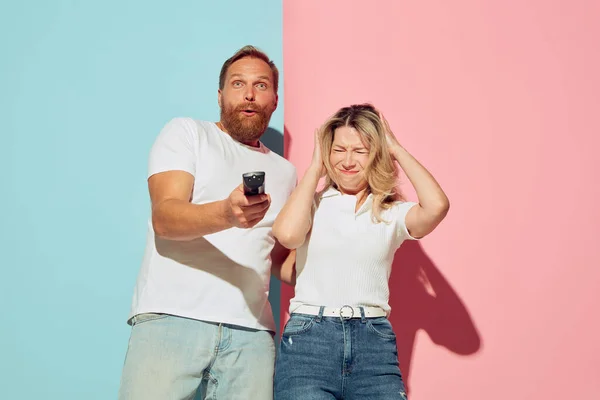 Emotional Young Couple Bearded Man Pretty Woman Isolated Blue Pink — Stock Photo, Image