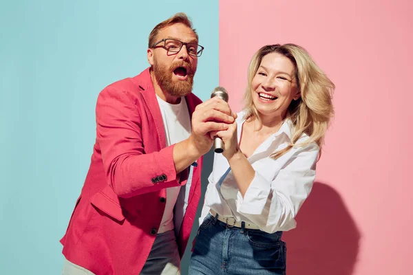 Bij Karaoke Jongeren Man Vrouw Man Vrouw Die Samen Tijd — Stockfoto