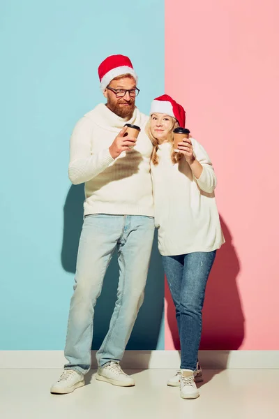 Humor Invierno Joven Pareja Encantadora Con Sombreros Navidad Suéteres Blancos —  Fotos de Stock