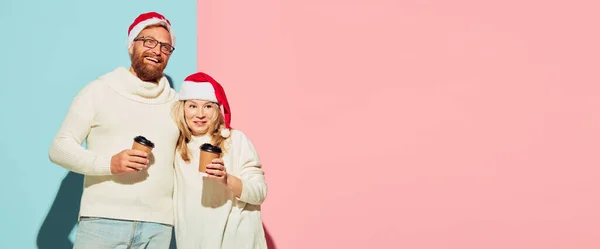 Joven Pareja Encantadora Con Sombreros Navidad Suéteres Blancos Cálidos Degustación —  Fotos de Stock