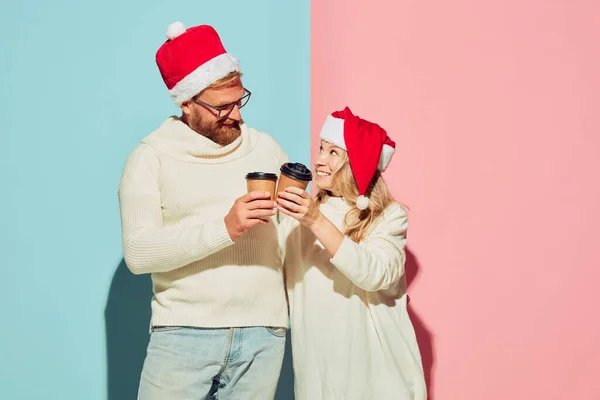 Saludos Joven Pareja Encantadora Con Sombreros Navidad Suéteres Blancos Cálidos —  Fotos de Stock