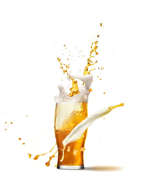 落下し 泡は光の背景に隔離された泡の軽いラガービールの完全なガラスから飛び出す アルコール オクトーバーフェスト ドリンク 休日や祭りの概念 広告のコピースペース — ストック写真