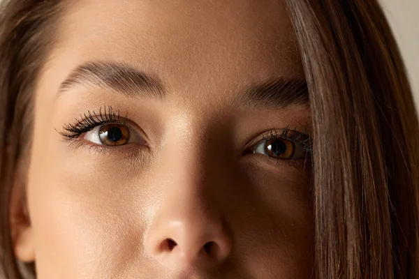 Zbliżenie Obrazu Kobiecej Twarzy Brązowymi Oczami Gładką Skórą Laminowanie Brwi — Zdjęcie stockowe
