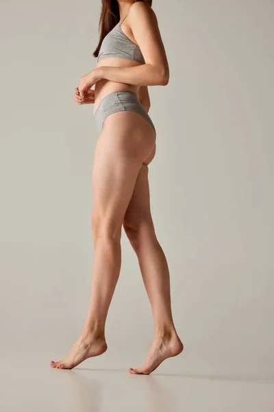 Oříznutý Obraz Štíhlého Sportovního Ženského Těla Spodním Prádle Hladké Nohy — Stock fotografie
