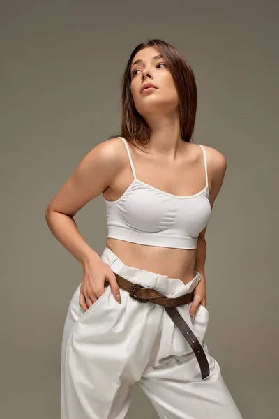 Portret Van Jonge Mooie Vrouw Poseren Witte Casual Outfit Van — Stockfoto