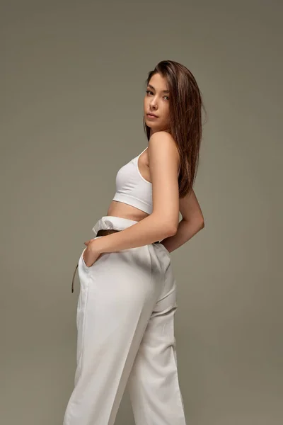 Retrato Una Joven Mujer Hermosa Posando Atuendo Casual Blanco Top —  Fotos de Stock