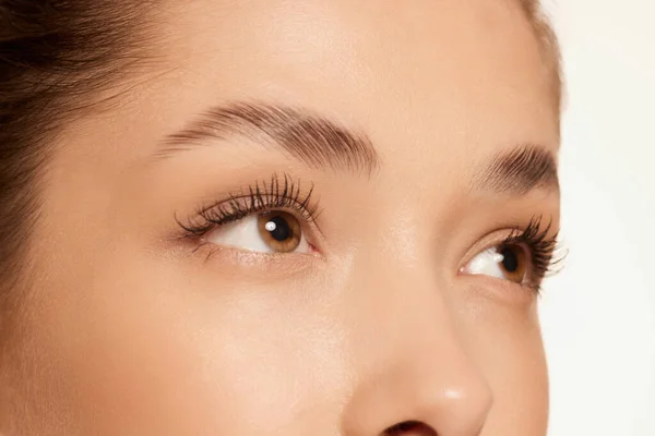 Olhos Castanhos Close Retrato Bela Menina Olhando Para Longe Laminação — Fotografia de Stock