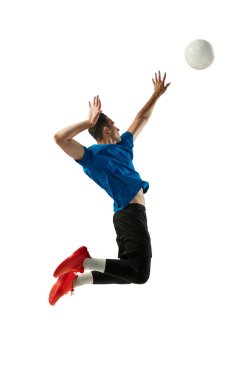 Servis yapıyorum. Spor üniformalı erkek voleybol oyuncusu, beyaz arka planda izole edilmiş top eğitimi alıyor. Voleybol oynayan sporcu bir kadın. Eylem, spor, sağlık, takım, fitness konsepti