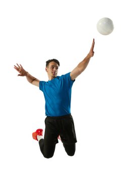 Servis yapıyorum. Spor üniformalı erkek voleybol oyuncusu, beyaz arka planda izole edilmiş top eğitimi alıyor. Voleybol oynayan sporcu bir kadın. Eylem, spor, sağlık, takım, fitness konsepti
