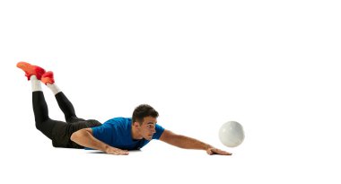 Spor üniformalı voleybol oyuncusu, beyaz stüdyo arka planında voleybol oynuyor. Spor, spor, takım sporu, meydan okumalar. İlan için alanı kopyala