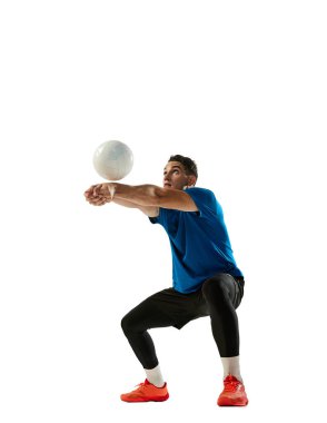 - Topu alıyorum. - Tamam. Beyazların arka planında topu olan bir voleybol oyuncusu eğitimi. Spor, spor, takım sporu, meydan okumalar. Voleybol oynayan bir sporcu