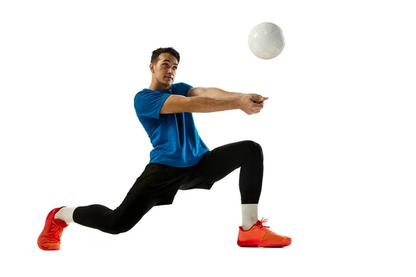 Dynamisches Porträt Eines Männlichen Volleyballspielers Beim Training Mit Ball Auf — Stockfoto