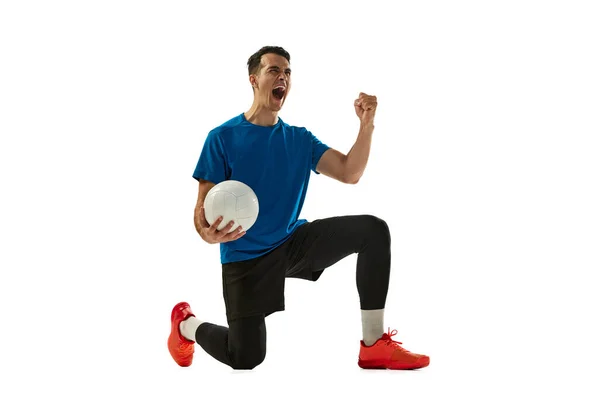 若い男のスタジオショット 白のスタジオの背景に隔離されたスポーツ制服のプレーバレーボールでバレーボール選手 スポーツ チームスポーツ 広告のコピースペース — ストック写真