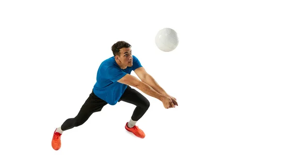 Dynamisch Portret Van Mannelijke Volleybal Speler Training Met Bal Geïsoleerd — Stockfoto
