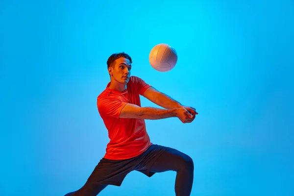 Een Mannelijke Volleybalspeler Oranje Zwart Uniform Training Met Bal Geïsoleerd — Stockfoto