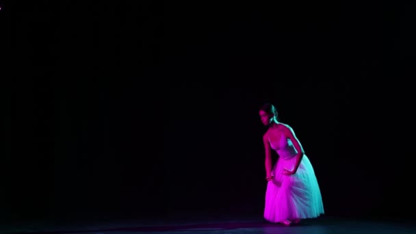 Χαριτωμένη Μπαλαρίνα Κομψό Λευκό Φόρεμα Εξάσκηση Βασικές Κινήσεις Στο Χορό — Αρχείο Βίντεο