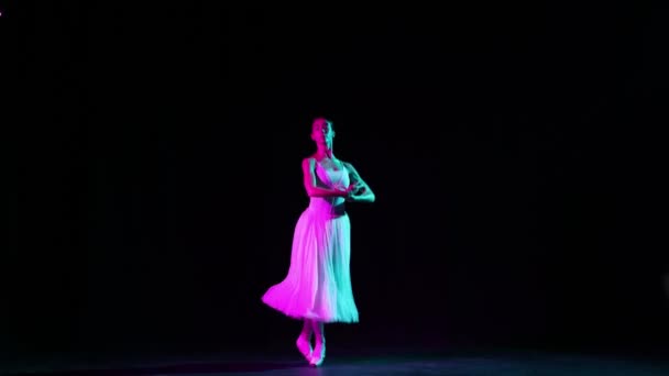 Bailarina Elegante Elegante Vestido Blanco Practicando Movimientos Base Danza Ballet — Vídeos de Stock