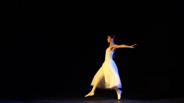 Underbar Kvinnlig Dansare Balettklänning Dansande Solo Del Mörk Scen Neonljus — Stockvideo