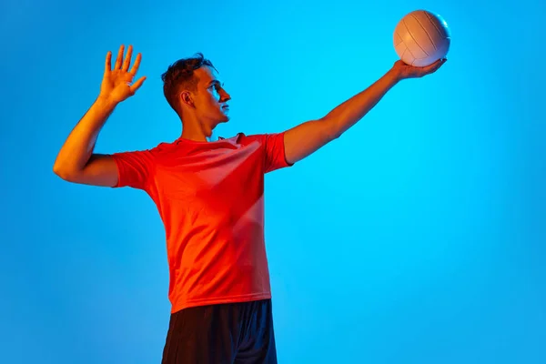 Joueur Volley Ball Masculin Uniforme Orange Noir Avec Balle Isolée — Photo
