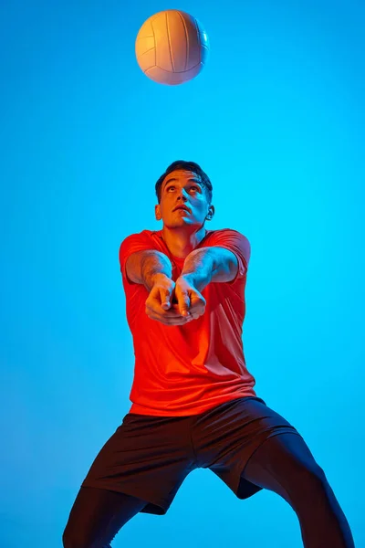 Dynamisch Portret Van Mannelijke Volleybal Speler Training Met Bal Geïsoleerd — Stockfoto