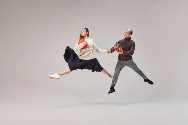 Sevgi Şefkat Ilgi Esnek Dansçılar Sıcak Kış Kıyafetleri Içinde Gri — Stok fotoğraf